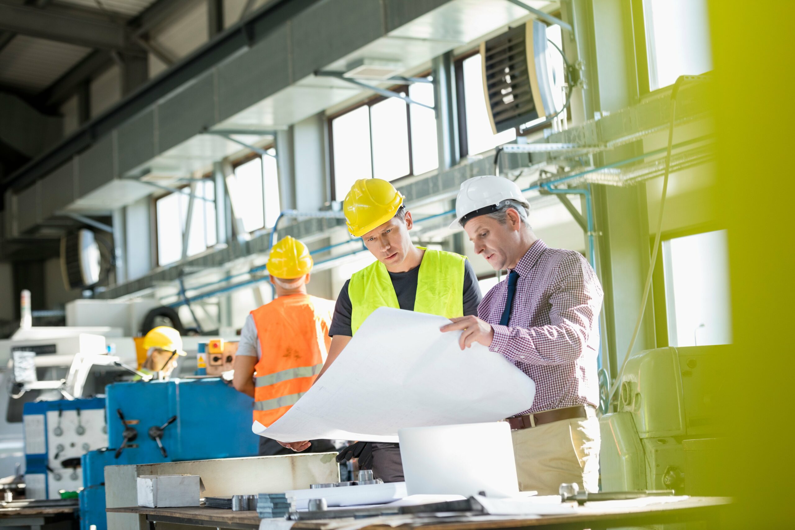 Adobestock 130039556 lecture de plan industrie compressée